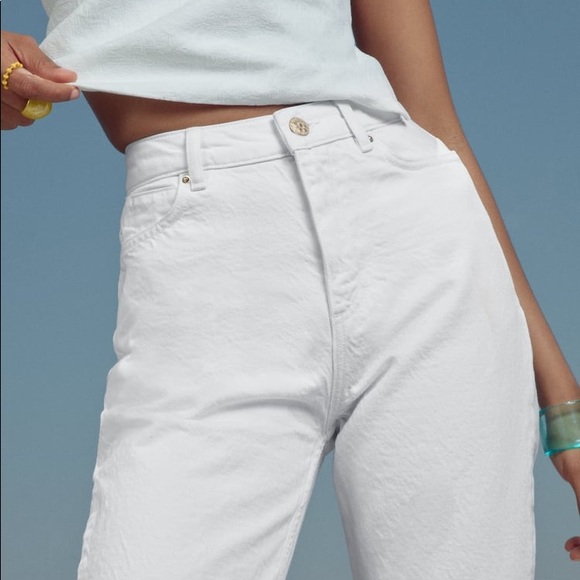 High-waisted jeans with five pockets and straight legs. Washed effect. - Picture 6 of 14